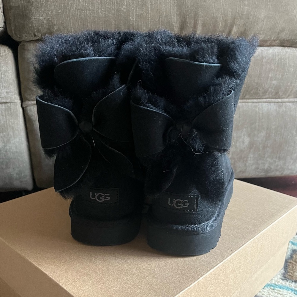 Black Ugg Classic Heritage Bow size 9